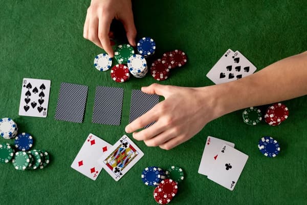 Poker- og blackjack-sæt – 500 jetoner, 2 sæt kort, terninger, spillemåtte, låsbar kuffert