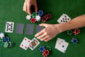 Miniatyrbillede 10 af 10: Poker- og blackjack-sæt – 500 jetoner, 2 sæt kort, terninger, spillemåtte, låsbar kuffert