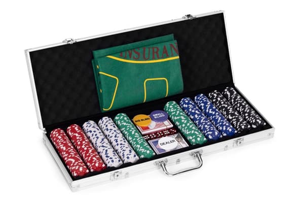 Poker- og blackjack-sæt – 500 jetoner, 2 sæt kort, terninger, spillemåtte, låsbar kuffert