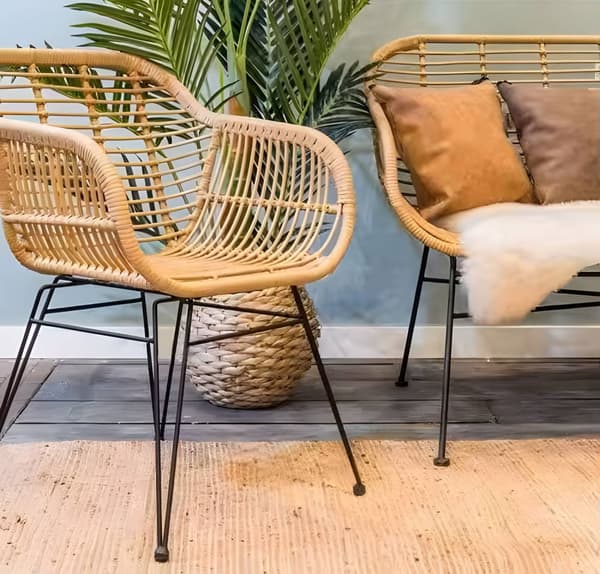 Havemøbelsæt med rattanlignende finish – stole, bord + puder MultiGarden