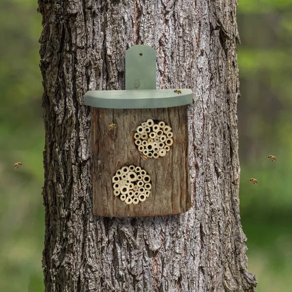Insekthotel med separate redehuller