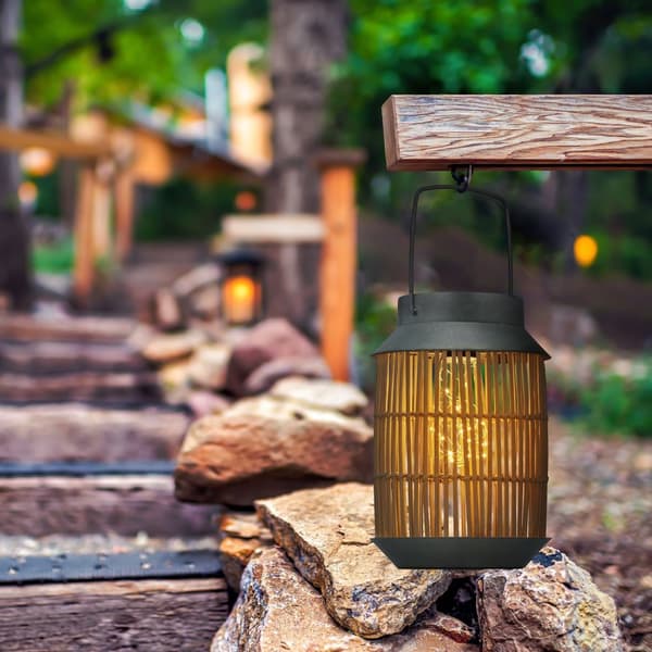 Solcellelampe i metal og rattan