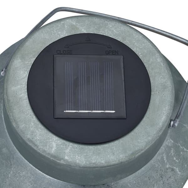 Solcellelampe i metal og rattan