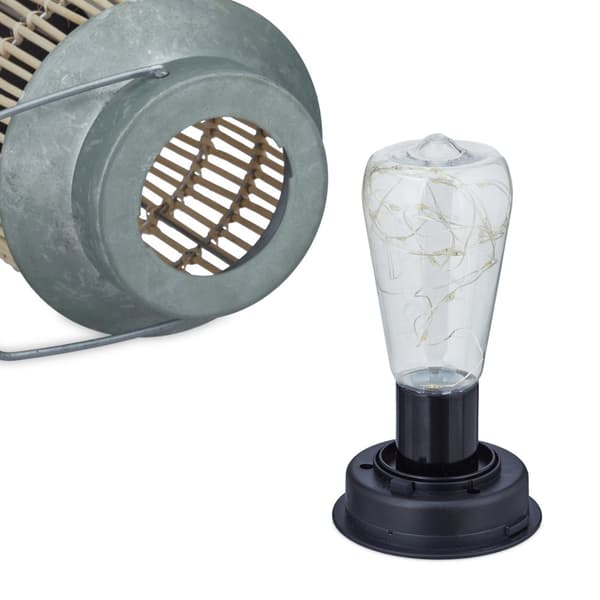 Solcellelampe i metal og rattan