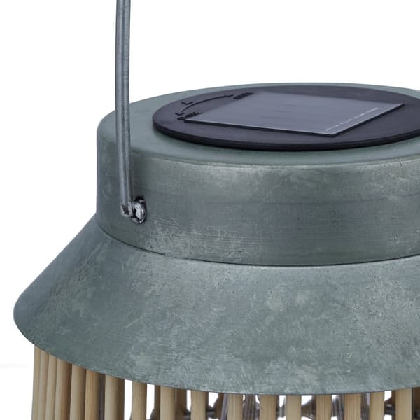 Solcellelampe i metal og rattan