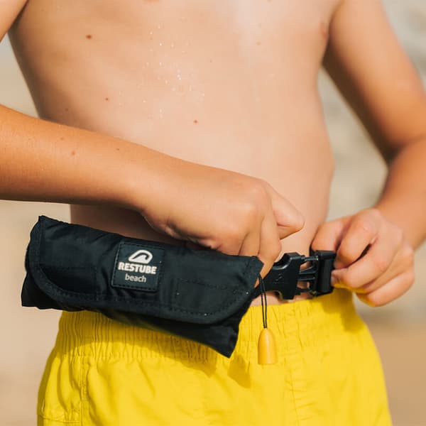 Uppblåsbart flythjälpmedel i midjeväska Restube Beach 50N, manuell, svart, + kolsyrepatron 16 gram Flytväststorlek: One-Size (40+ kg)