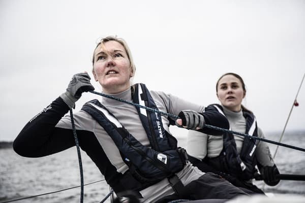 Uppblåsbar flytväst Baltic Athena 165N, dam, automatisk, marin/vit + kolsyrepatron 33 gram Flytväststorlek: 40 - 120 kg