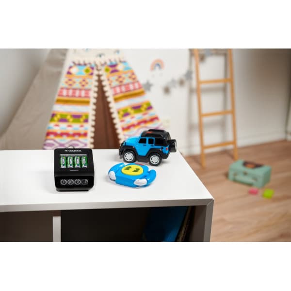 Varta LCD Smart Charger+ -opladningsenhed og 4 stk. AA (LR6) 2100 mAh batterier