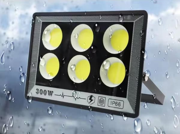 KRAFTIG LAMPE TIL GARAGEHAVE PÅ FACADER 300W IP66 I ÅRET COB DIODER
