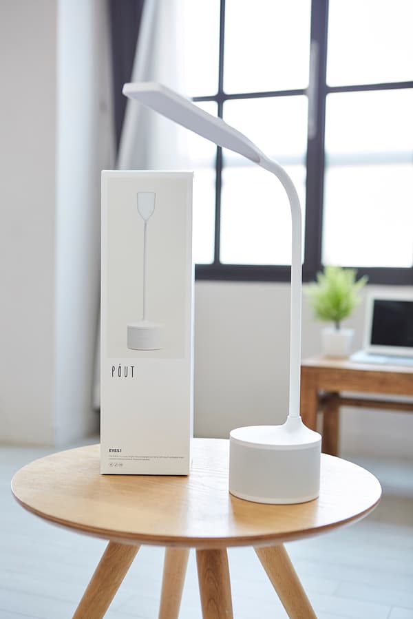 POUT EYES1 LED-bordslampa med Bluetooth-högtalare, flexibel och hopfällbar hals, elegant design, 3 ljusnivåer
