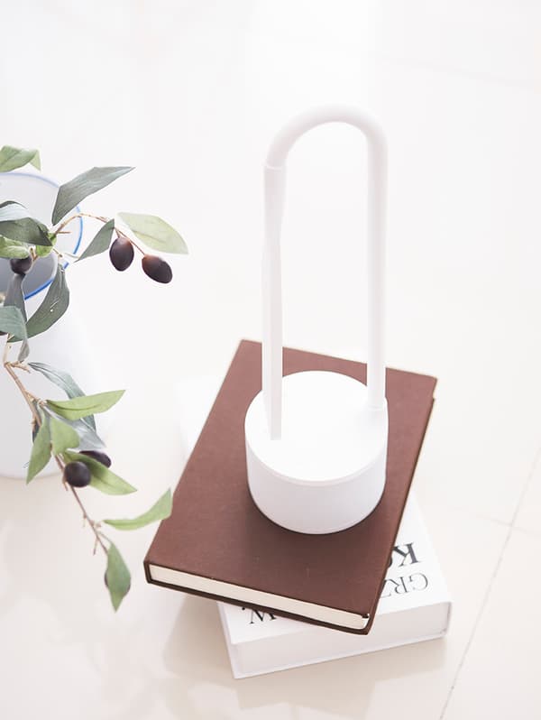 POUT EYES1 LED-bordslampa med Bluetooth-högtalare, flexibel och hopfällbar hals, elegant design, 3 ljusnivåer