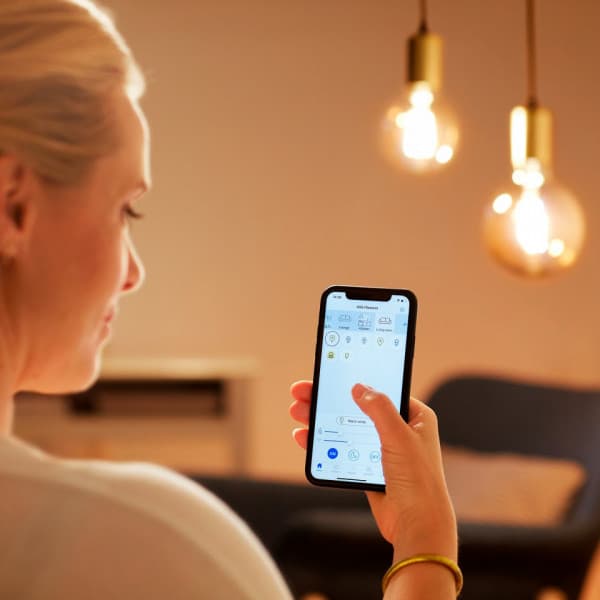 WiZ smartlampa globe, E27, klar glas, tunebar vit - nyanser av vitt ljus, Wi-Fi, 2700-6500 K, 806 lm, 9 cm
