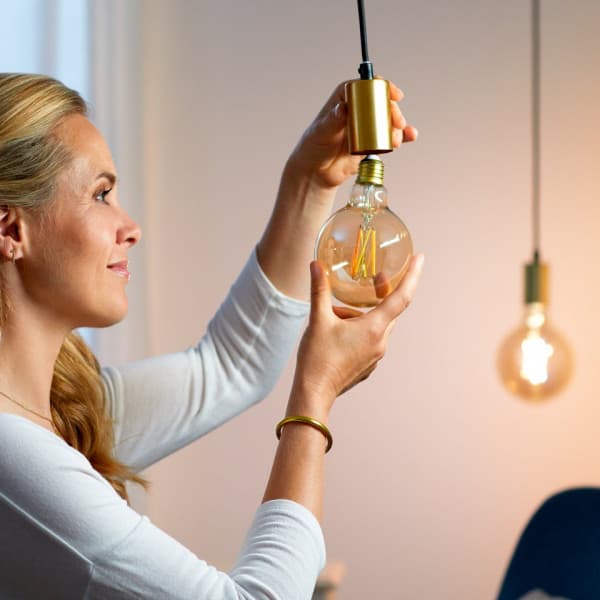 WiZ smartlampe globe, E27, ravfarvet glas, Wi-Fi, 2000-5000 K