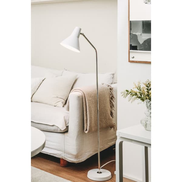Innolux Carin -golvlampa, vit/krom.