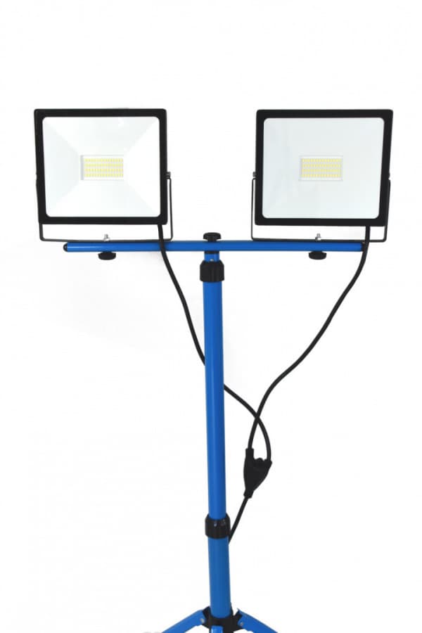 LED-valaisin valkoisella valolla telineess� Rakennusty�maan valonheitin 2x50W