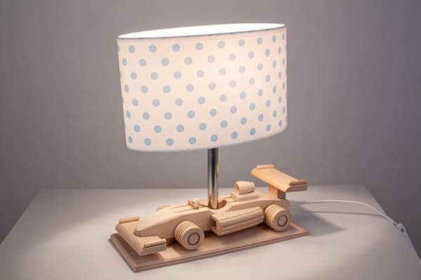 Polka dot kilpa-auton pöytävalaisin