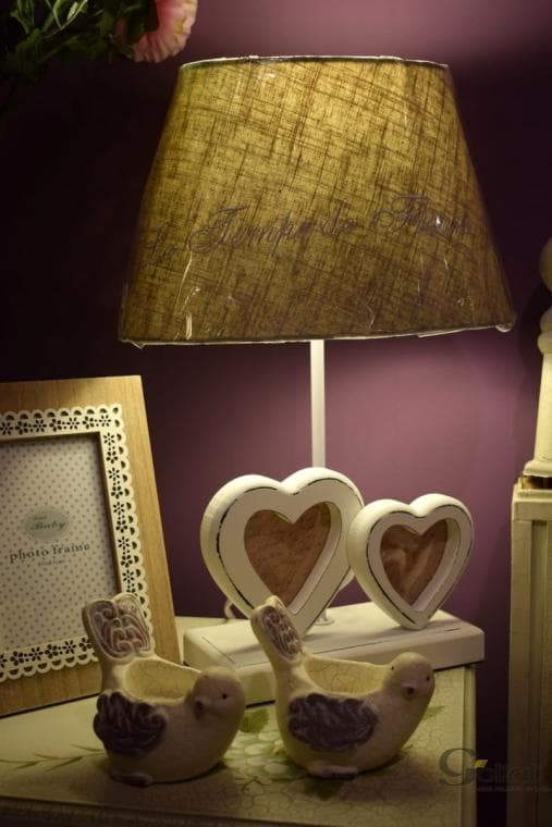 Romantisk bordslampa med fotoramar i provensalsk stil