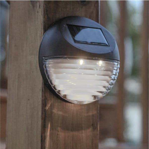Automatisk Solar LED-trapplampa i svart med skymningssensor och AA-batteri