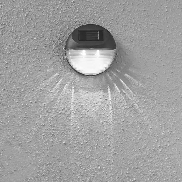 Automatisk Solar LED-trapplampa i svart med skymningssensor och AA-batteri