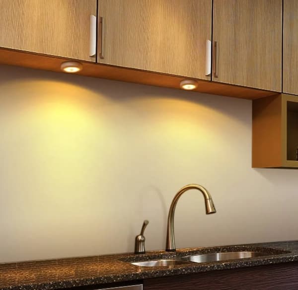 Batteridriven LED-lampa med rörelsesensor - Varm färg