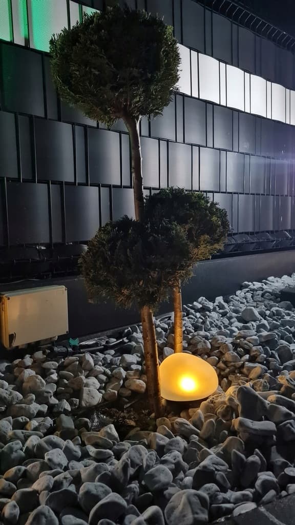 AURINKOVALAISIN KIVENMUOTOINEN LED-PUUTARHAVALAISIN KORISTE