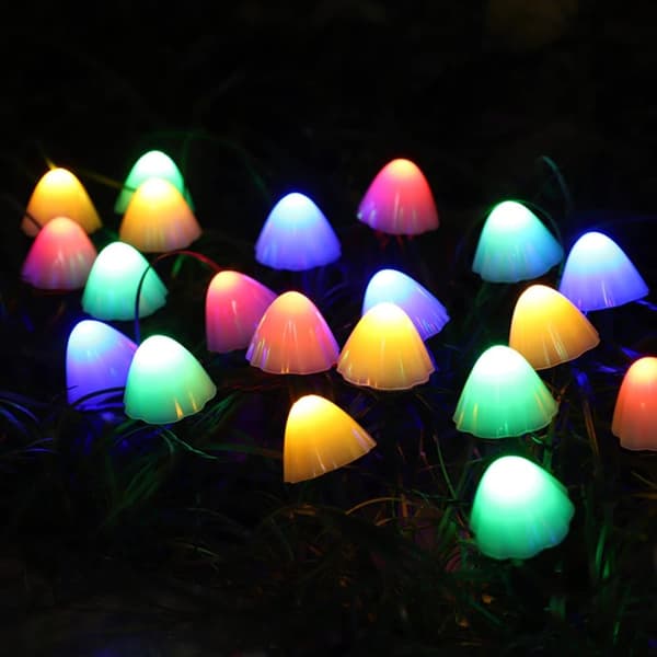 SVAMPLAMPA NERDRIVEN I MARKEN MED SOLPANEL RGB LED 5M