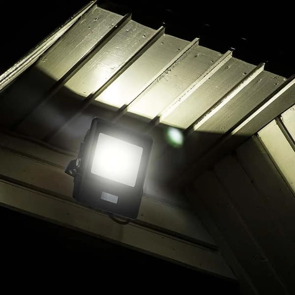 LED-projektori V-TAC VT-138S 30W SAMSUNG CHIP Liiketunnistin 3000K 2340lm (SKU 20262) Musta