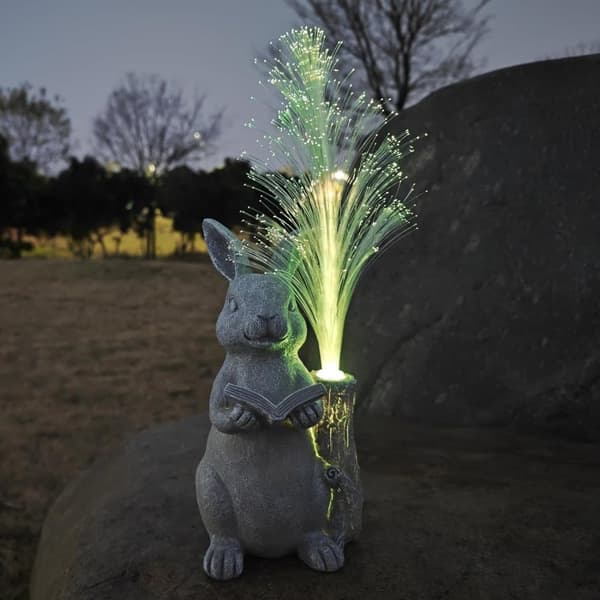Bomclap kanin solcelle havestatuer, harpiks kanin figur læsebog og 7-farve farveskiftende optisk fiber med solcellebelysning, udendørs statue til