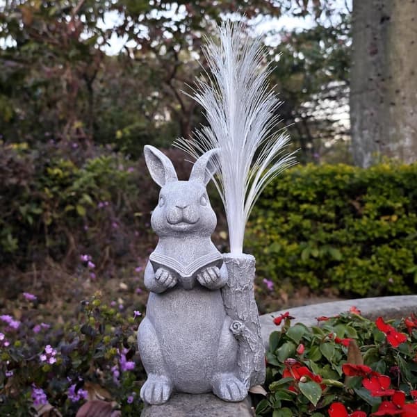 Bomclap kanin solcelle havestatuer, harpiks kanin figur læsebog og 7-farve farveskiftende optisk fiber med solcellebelysning, udendørs statue til