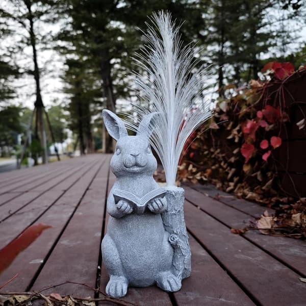 Bomclap kanin solcelle havestatuer, harpiks kanin figur læsebog og 7-farve farveskiftende optisk fiber med solcellebelysning, udendørs statue til