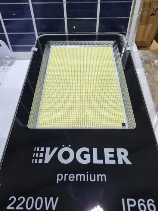 TEHOKAS LED-AURINKOVALAISIN 2200 W HÄMÄRÄTUNNISTIMELLÄ KATULLA VOGLER VÖGLER VP