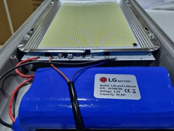 KRAFTFULL LED-SOLCELLAMPA 2000W SKYMNINGSSENSOR GATUTRÄDGÅRD VOGLER