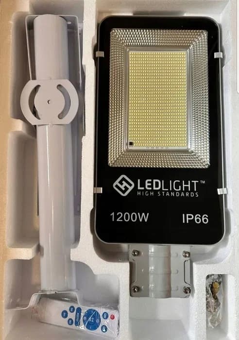 TEHOKAS LED-AURINKOVALAISIN 1200 W PUUTARHAKATUVALAISIN HÄMÄRÄTUNNISTIMELLA