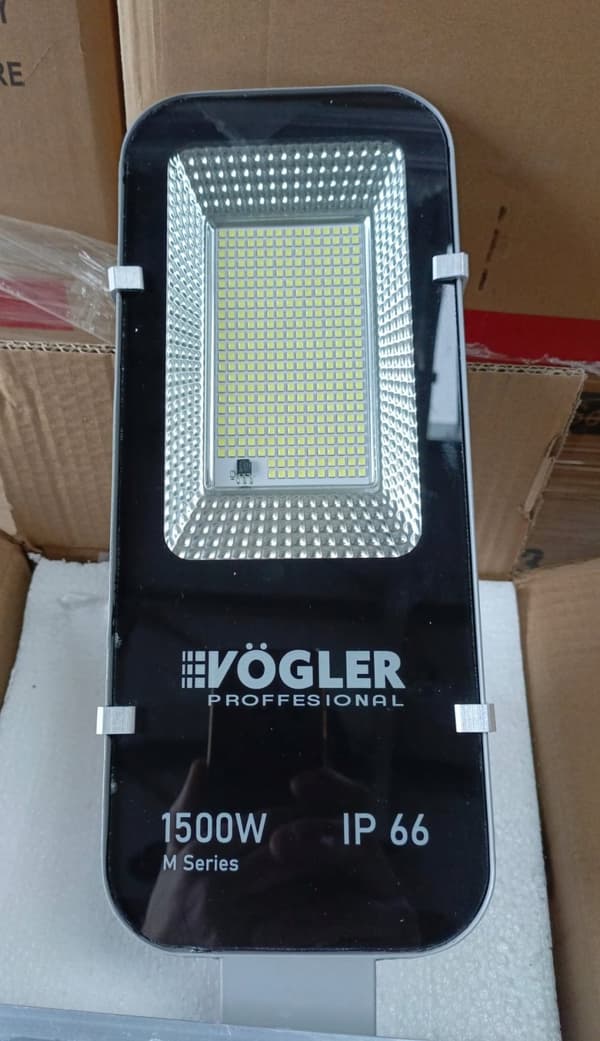 KRAFTFULL LED-SOLCELLAMPA VOGLER 1500W med RADAR-rörelse- och skymningssensor