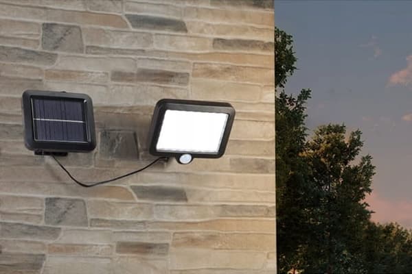 W:n LED-aurinkokäyttöinen valonheitin liike- ja hämärätunnistimella