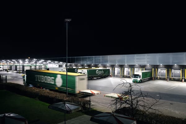 Projektør 150 P 100W 15KLM 840 PS SY100 BK Universal projektør med en lysstrøm på op til 15000 lm