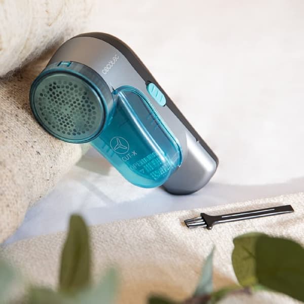 Cecotec Lint remover with rechargeable battery, up to 45-minute run time, safety system and 3 ultra-sharpened blades that reach up to 8800 rpm. Inclu