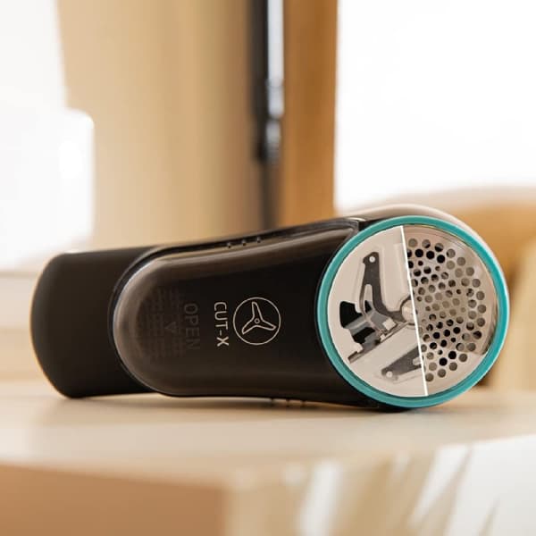 Cecotec Lint remover with rechargeable battery, up to 45-minute run time, safety system and 3 ultra-sharpened blades that reach up to 8800 rpm. Inclu