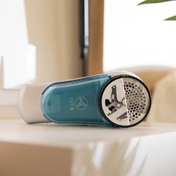 Cecotec Lint remover with rechargeable battery, up to 45-minute run time, safety system and 3 ultra-sharpened blades that reach up to 8800 rpm. Inclu