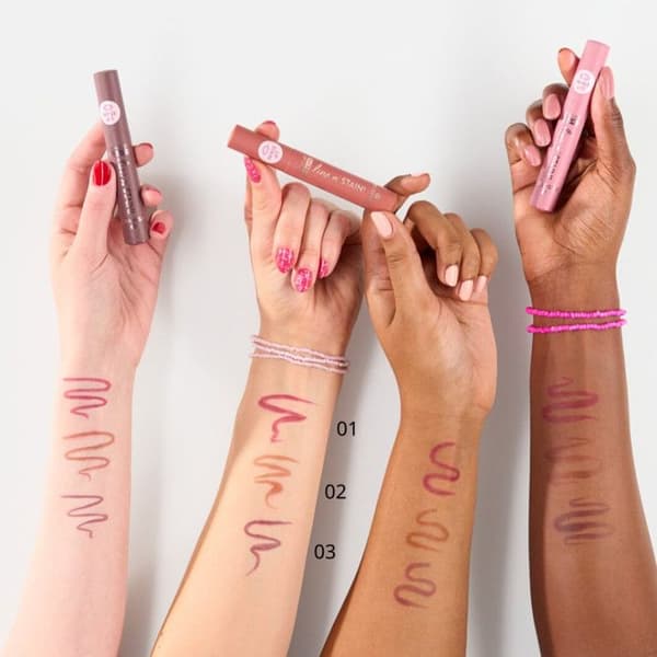 Essence - Crayon för läppar Tattoo Line n' Stain! - 02 Måste Ha Brunt
