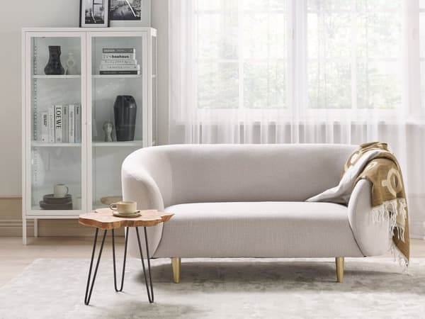 Sohvaryhmä beige kangas verhoiltu kultaiset rautajalat kolmelle kaareva perinteinen glamour tyyli