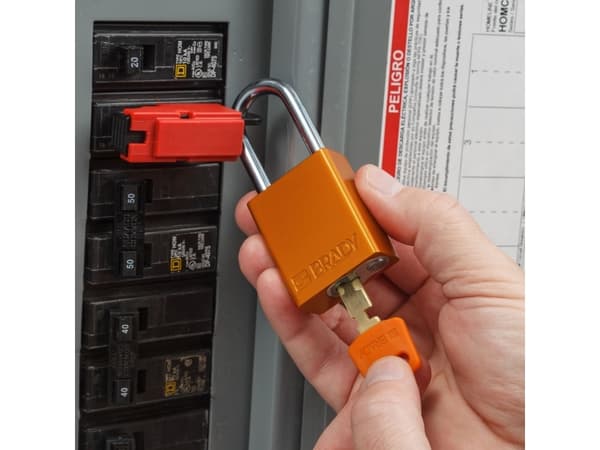 Brady , Safekey alumiininen riippulukko teräksisellä kahvalla, violetti, 38mm kahvan korkeus, 6.4mm kahvan halkaisija (avainkoodi sama) ( 3 kpl) (150