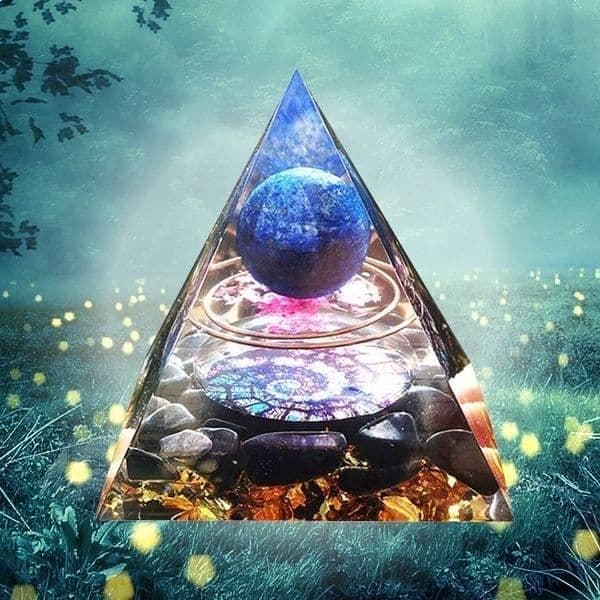 Orgonit Pyramid Fibonacci Spiral och naturstenar