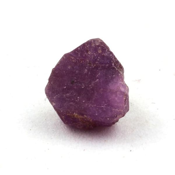 Stenar och mineraler. Rubin. 4,67 ct. Kiteto-distriktet, Manyara-regionen, Tanzania.