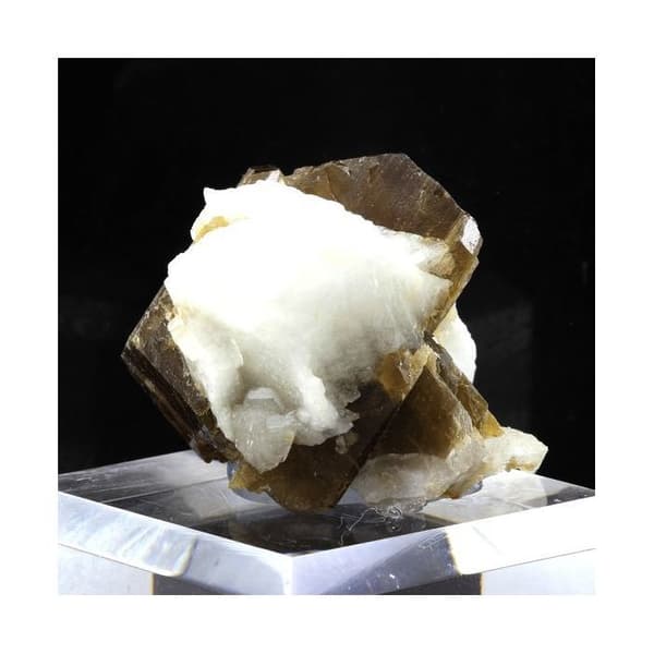 Stenar och mineraler. Mesitit, Ortoklas, Apatit. 370,0 ct. Linópolis, Minas Gerais, Brasilien.