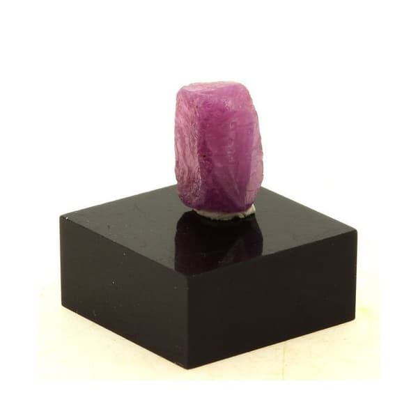 Stenar och mineraler. Rubin. 8,3 ct. Kiteto-distriktet, Manyara-regionen, Tanzania.