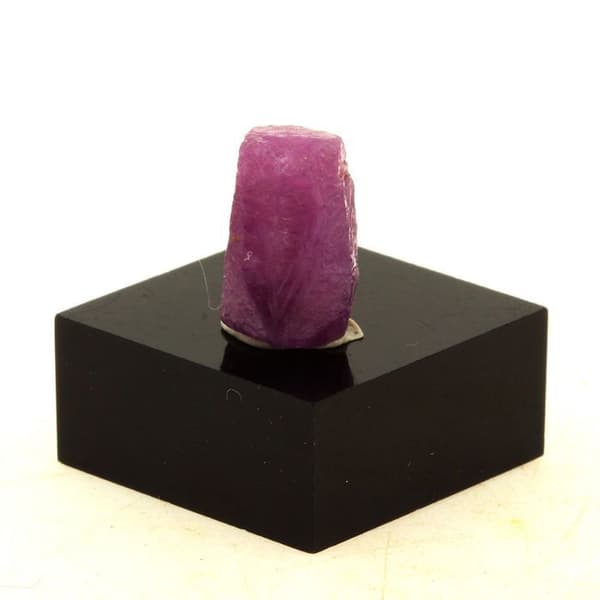 Stenar och mineraler. Rubin. 8,3 ct. Kiteto-distriktet, Manyara-regionen, Tanzania.
