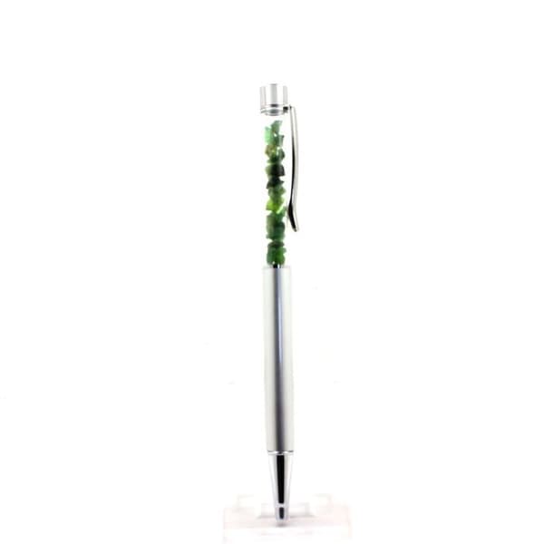 Stenar och mineraler. Raw Tsavorite Granat Minerals Pen Tanzania. Grå färg.