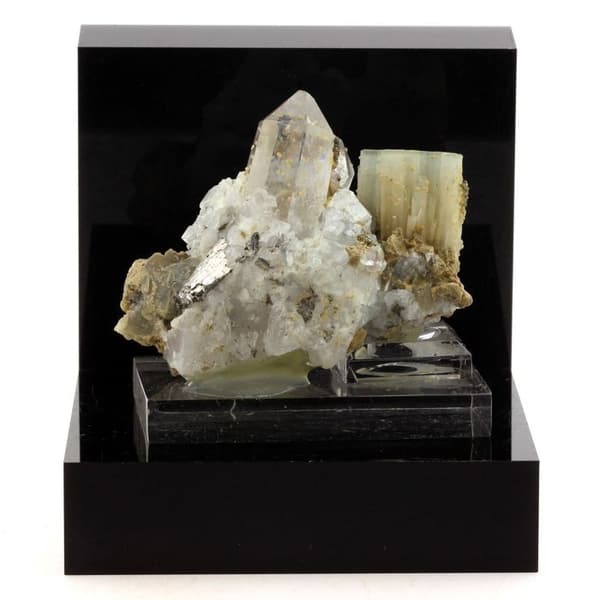 Kvarts, Apatit, Wolframite, Pyrit 772,8 karat