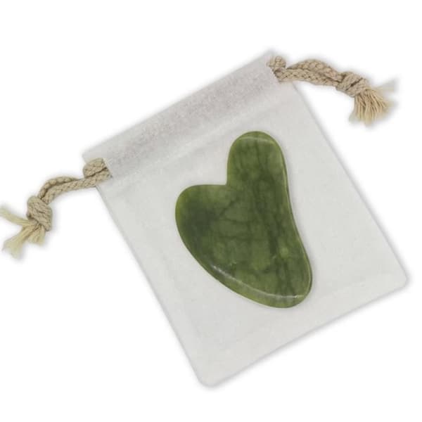 Gua Sha - SUN&SIA - Grön Jade-Sten - Lyftande Effekt - Fodral ingår - 6,5 x 8 cm